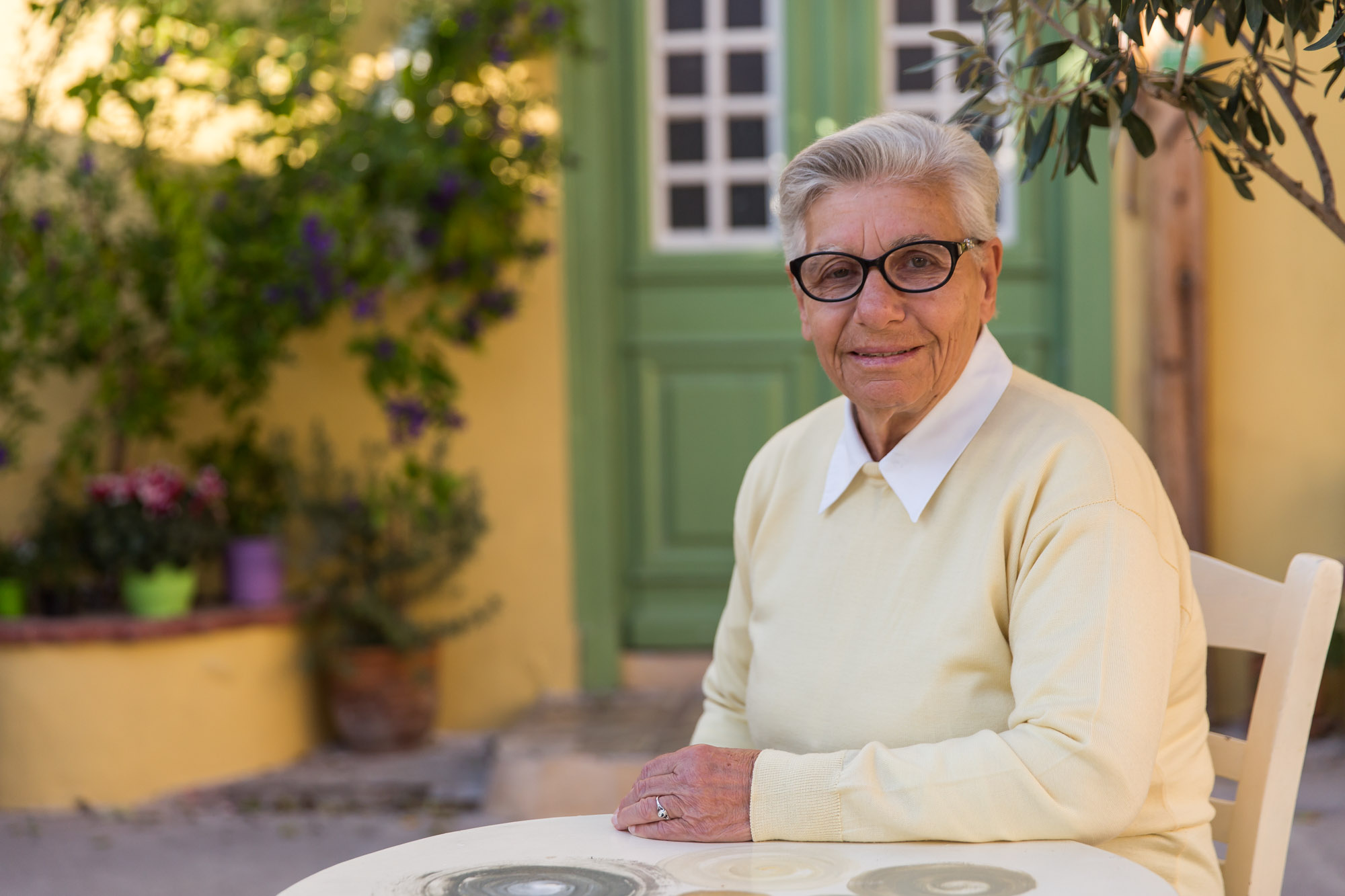 Η κυρά Φλώρα της Αίγινας. Γυναίκες που πέρα από την οικογένεια ενώνουν κοινωνίες ολόκληρες. Υπάρχει σε κάθε τόπο.