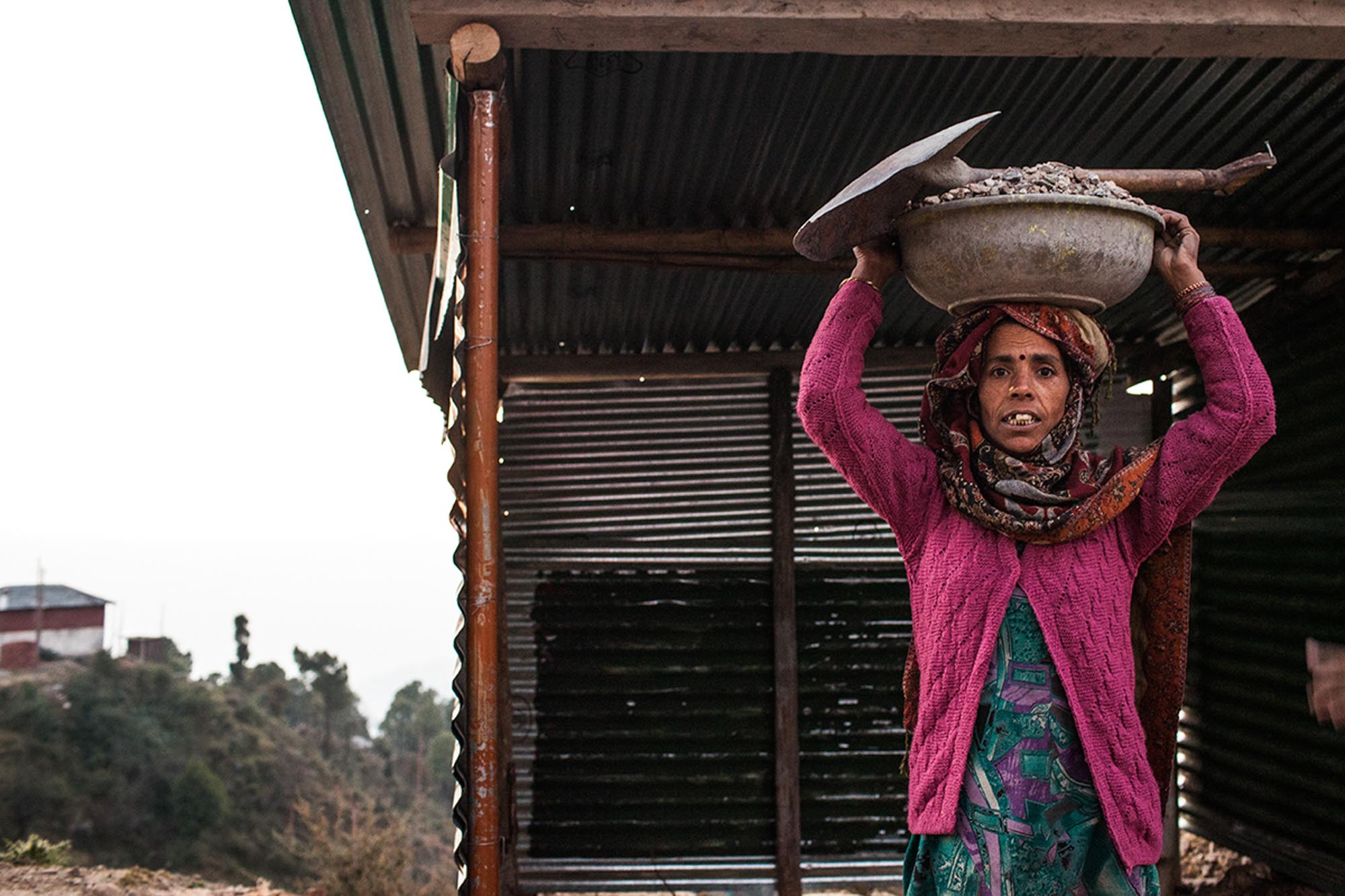 Ινδή εργάτρια στα Ιμαλάια. Η θηλυκή ομορφιά της αρχέγονης πάλης για οικογενειακή επιβίωση.
