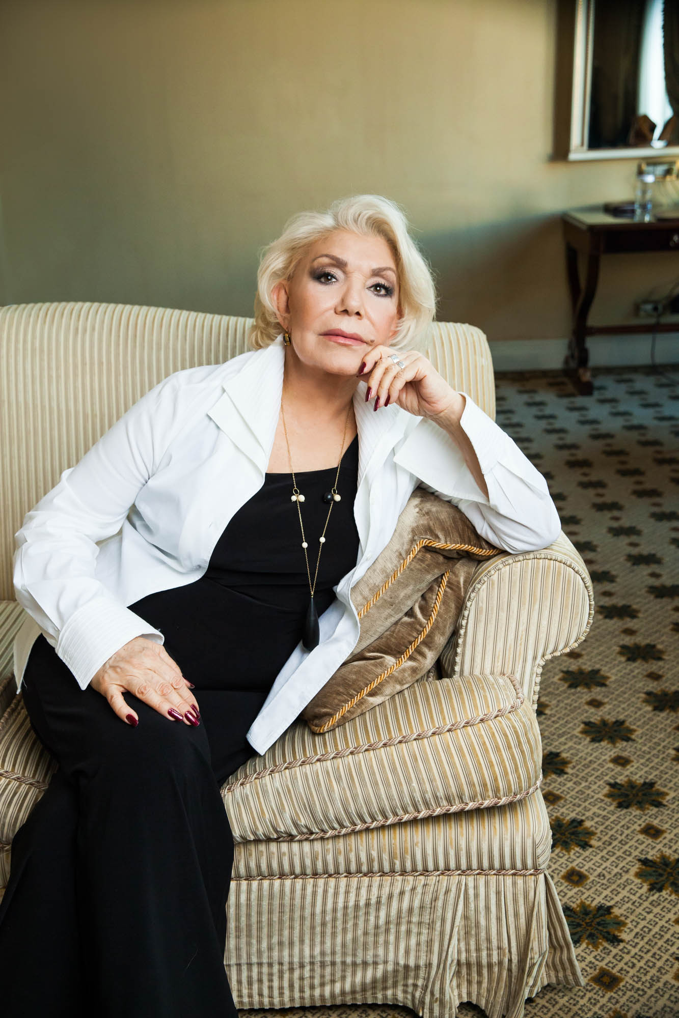 Μαρινέλα. Συνεπής στην γυναικεία φύση της, ενδύεται με το «κυρία» έναντι του ντίβα. Μαρινέλα. Συνεπής στην γυναικεία φύση της, ενδύεται με το «κυρία» έναντι του ντίβα.