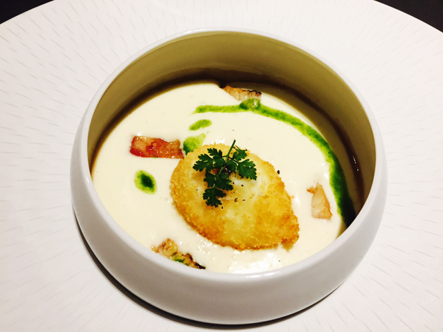 Το εκπληκτικό παναρισμένο αυγό με καπνιστό χέλι και μους πατάτας 