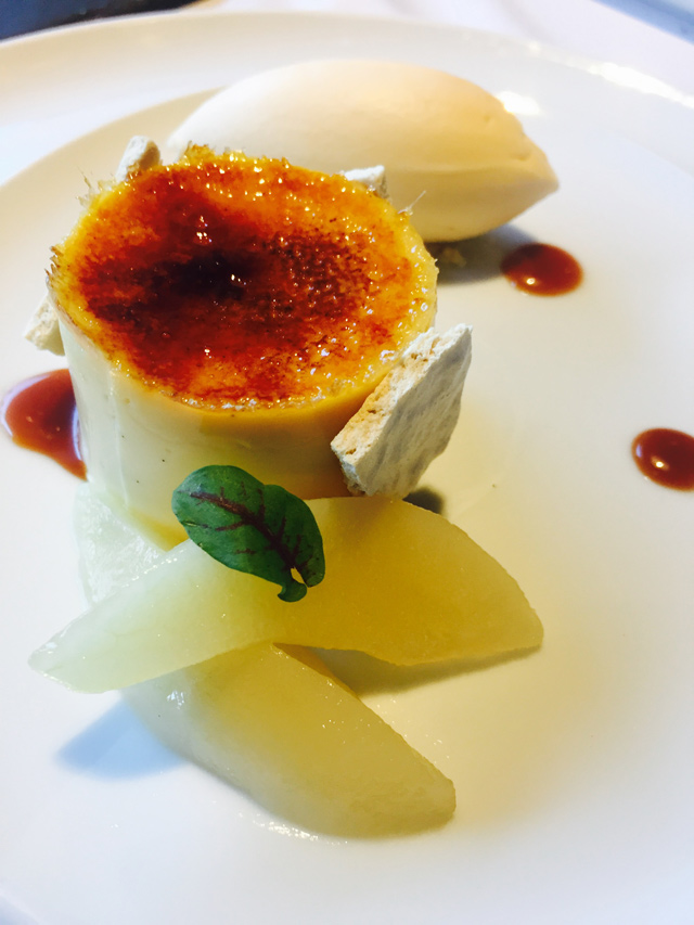 Crème brulee, αρωματισμένη με βανίλια Μαδαγασκάρης και θυμάρι, αχλάδι ποσέ και παγωτό ρούμι