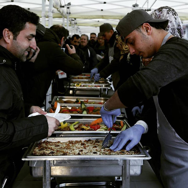 Πρόσφυγες μαγειρεύουν για τους επισκέπτες του 19ου Φεστιβάλ Ντοκιμαντέρ Θεσσαλονίκης Πρόσφυγες μαγειρεύουν για τους επισκέπτες του 19ου Φεστιβάλ Ντοκιμαντέρ Θεσσαλονίκης