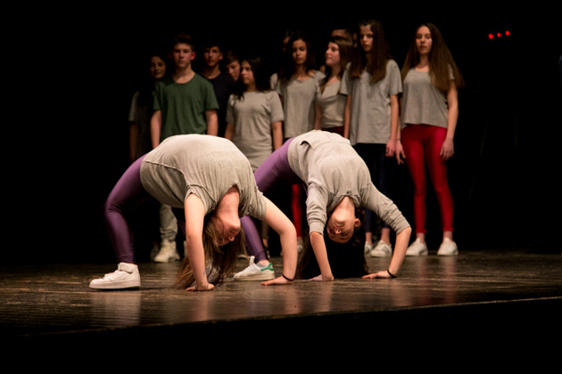 «Χορεύω, άρα επικοινωνώ». Μαθητές από Αθήνα και Κομοτηνή παρουσιάζουν όσα έμαθαν στα σχολικά εργαστήρια χορού στη σκηνή της Στέγης του Ιδρύματος Ωνάση