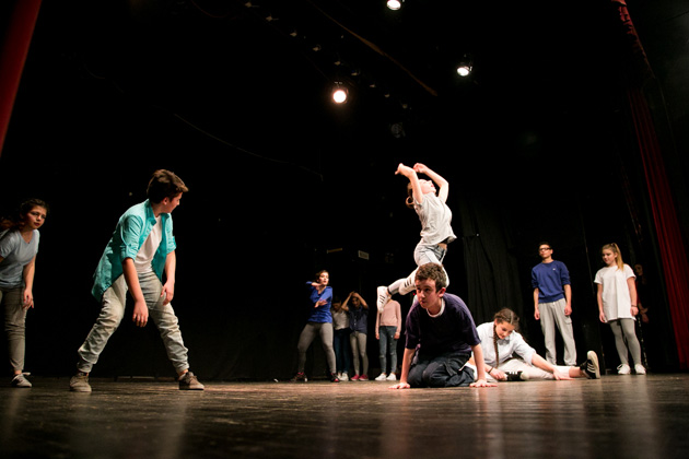 «Χορεύω, άρα επικοινωνώ». Μαθητές από Αθήνα και Κομοτηνή παρουσιάζουν όσα έμαθαν στα σχολικά εργαστήρια χορού στη σκηνή της Στέγης του Ιδρύματος Ωνάση