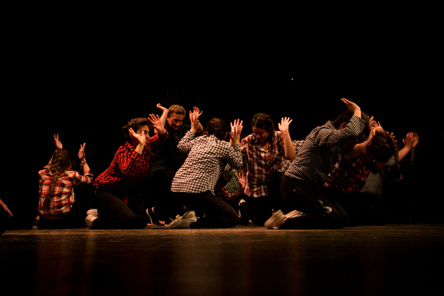 «Χορεύω, άρα επικοινωνώ» στη σκηνή της Στέγης του Ιδρύματος Ωνάση «Χορεύω, άρα επικοινωνώ». Μαθητές από Αθήνα και Κομοτηνή παρουσιάζουν όσα έμαθαν στα σχολικά εργαστήρια χορού στη σκηνή της Στέγης του Ιδρύματος Ωνάση