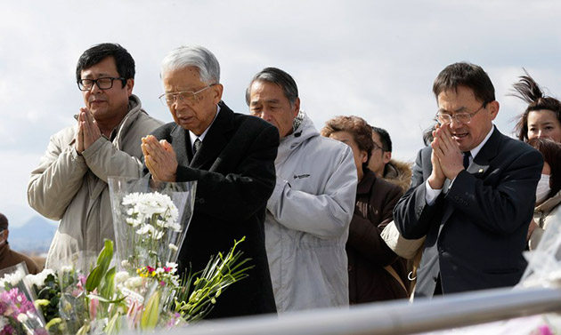 Έξι χρόνια μετά την τραγωδία - Η Ιαπωνία δεν ξεχνά τα θύματα του φονικού σεισμού της 11ης Μαρτίου του 2011 (εικόνες)