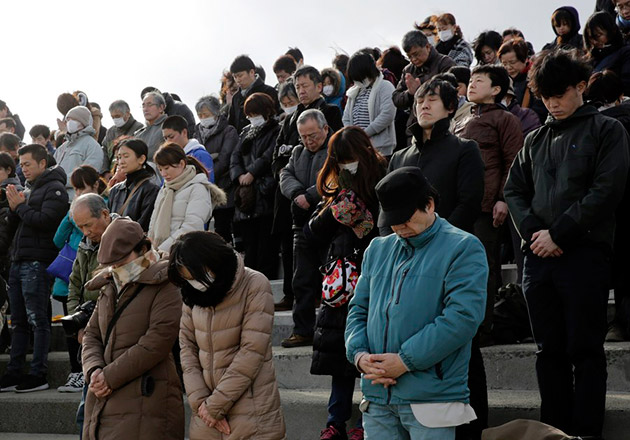 Έξι χρόνια μετά την τραγωδία - Η Ιαπωνία δεν ξεχνά τα θύματα του φονικού σεισμού της 11ης Μαρτίου του 2011 (εικόνες)