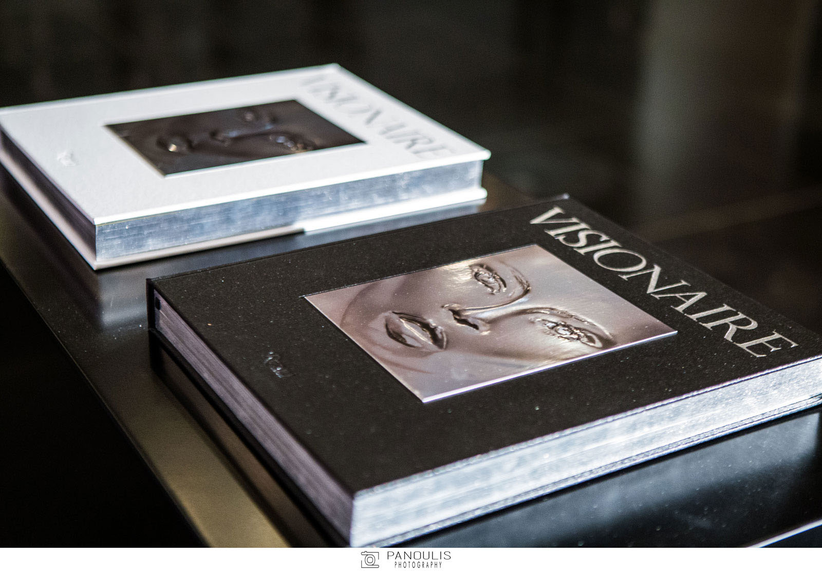 Μια υπερπολυτελής συλλεκτική έκδοση του Visionaire που περιλαμβάνει τεύχη της τελευταίας 25ετίας και κυκλοφόρησε από τον Rissoli ήταν το δώρο στους επισκέπτες της βραδιάς. 472 σελίδες, 1453 φωτογραφίες. Και όσοι το επιθυμούσαν και με live αυτόγραφο του εκδότη.