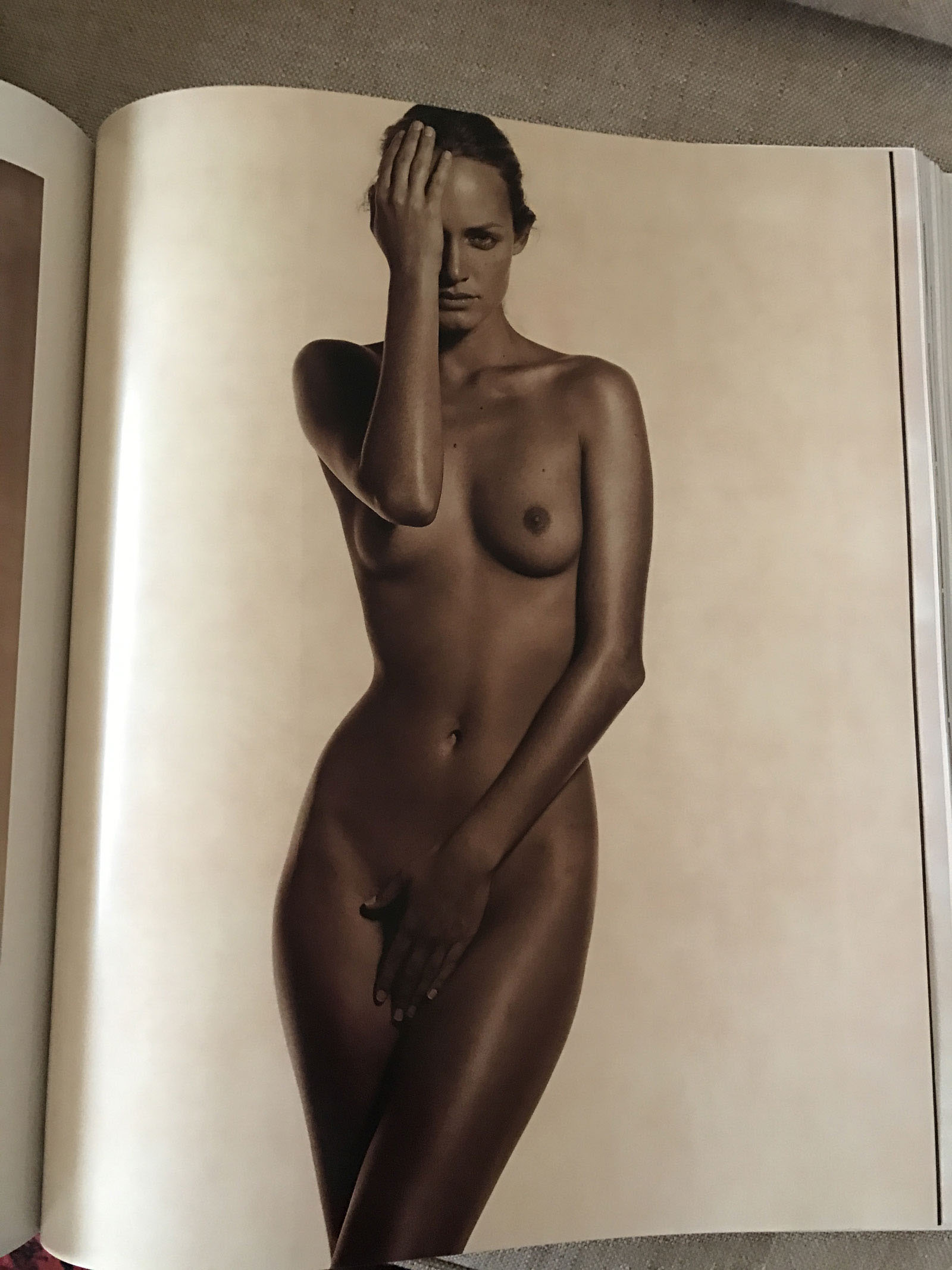 H Amber Valletta φωτογραφημένη από τον Karl Lagerfeld