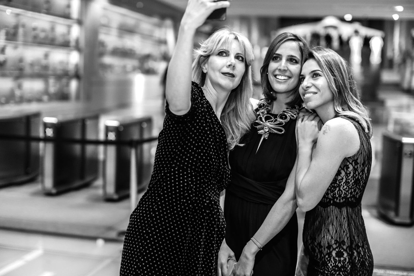 Το πρώτο σέλφι της βραδιάς. Η Γαλάτεια Λασκαράκη απαθανατίζει την Μαρία Μαρία Παπαθανασίου Αρώνες της Outstand Bespoke Communications  και την Έλια Κεντρωτά της ΜAC