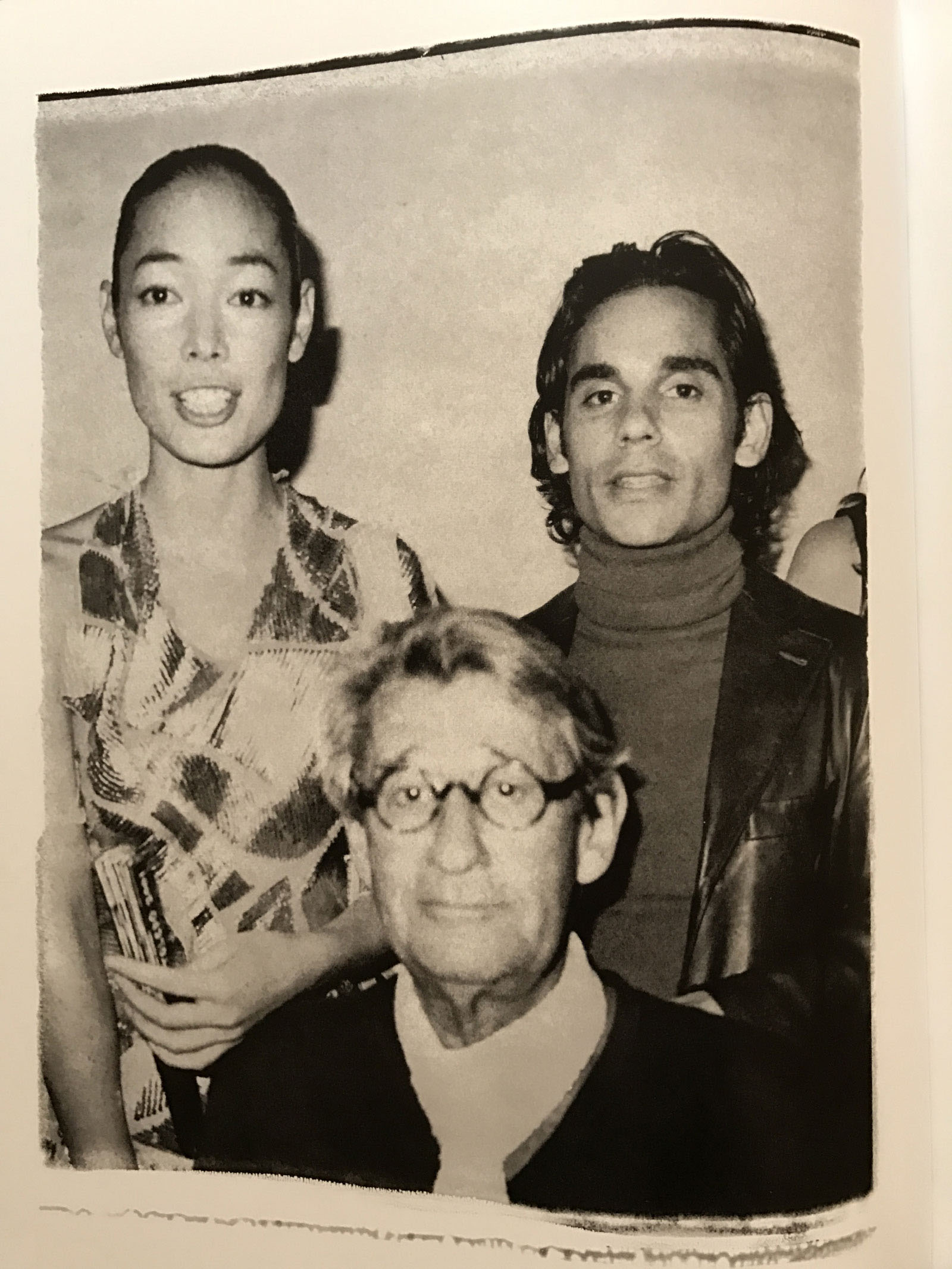Oι εκδότες του «Visionaire» James Kaliardos και Cecilia Dean και ο Helmut Newton φωτογραφημένοι από τον Karl Lagerfeld
