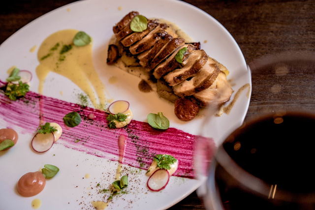 Κόκορας γεμιστός με μανιτάρια και πεκορίνο Αμφιλοχίας Κόκορας γεμιστός με μανιτάρια και πεκορίνο Αμφιλοχίας