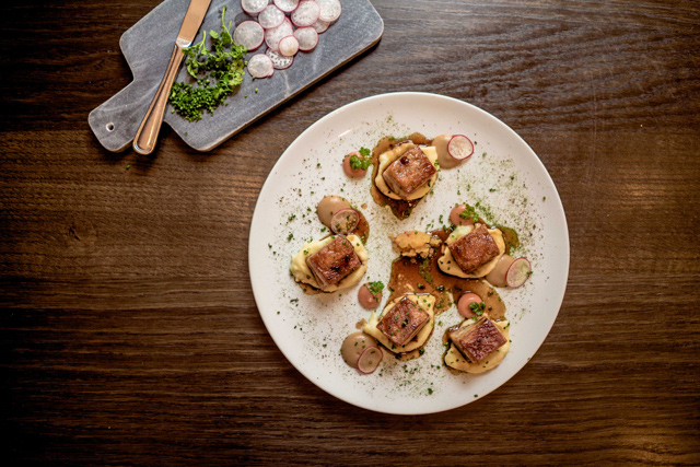 Πανσέτα σιγομαγειρεμένη με χειμερινά φρούτα και σάλτσα πιπερόριζας με κόκκινη πιπεριά Πανσέτα σιγομαγειρεμένη με χειμερινά φρούτα και σάλτσα πιπερόριζας με κόκκινη πιπεριά