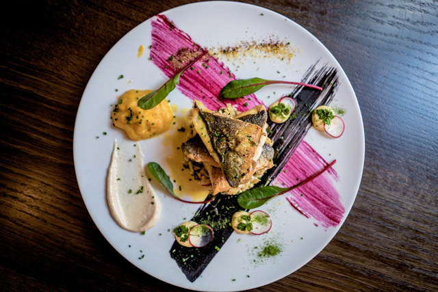 Φιλέτο ψαριού σε ταμπουλέ φρέσκων λαχανικών, με πουρέ γλυκοπατάτας, λοφάκια λευκού ταραμά και σάλτσα άγριου μάραθου Φιλέτο ψαριού σε ταμπουλέ φρέσκων λαχανικών, με πουρέ γλυκοπατάτας, λοφάκια λευκού ταραμά και σάλτσα άγριου μάραθου