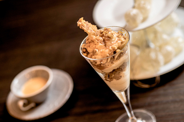 Δίπλες με καρύδια και κρέμα αρωματισμένη με θυμαρίσιο μέλι Δίπλες με καρύδια και κρέμα αρωματισμένη με θυμαρίσιο μέλι