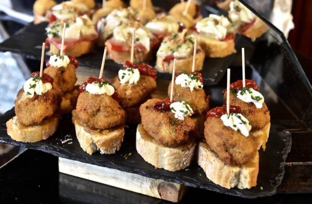 Μεζές με ψωμάκι, πιπεριά σε γαλέτα τηγανητή.