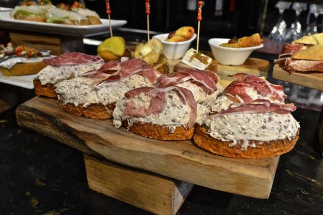 Μεζές με ψωμάκι, ρώσικη σαλάτα και χαμόν (ισπανικό ζαμπόν).