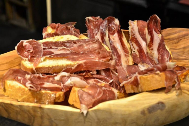 Ψωμάκια με χαμόν iberico από την Νότια Ισπανία.