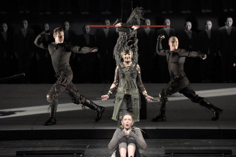 H παράσταση «Μάνα Κουράγιο» του Μπέρτολτ Μπρεχτ, σε σκηνοθεσία Θεόδωρου Τερζόπουλου, στο θέατρο Αλεξαντρίνσκι στην Αγία Πετρούπουλη