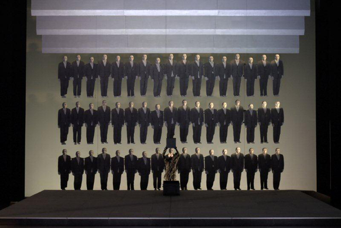 H παράσταση «Μάνα Κουράγιο» του Μπέρτολτ Μπρεχτ, σε σκηνοθεσία Θεόδωρου Τερζόπουλου, στο θέατρο Αλεξαντρίνσκι στην Αγία Πετρούπουλη