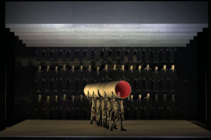 H παράσταση «Μάνα Κουράγιο» του Μπέρτολτ Μπρεχτ, σε σκηνοθεσία Θεόδωρου Τερζόπουλου, στο θέατρο Αλεξαντρίνσκι στην Αγία Πετρούπουλη