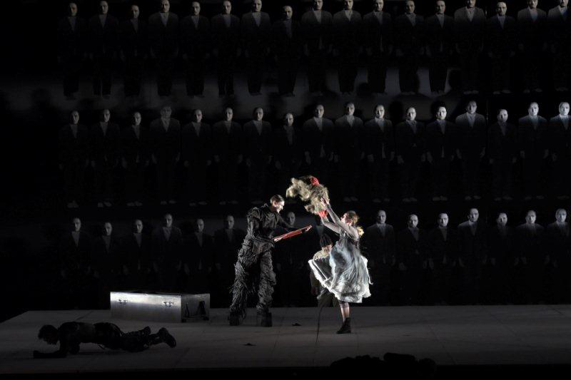 H παράσταση «Μάνα Κουράγιο» του Μπέρτολτ Μπρεχτ, σε σκηνοθεσία Θεόδωρου Τερζόπουλου, στο θέατρο Αλεξαντρίνσκι στην Αγία Πετρούπουλη