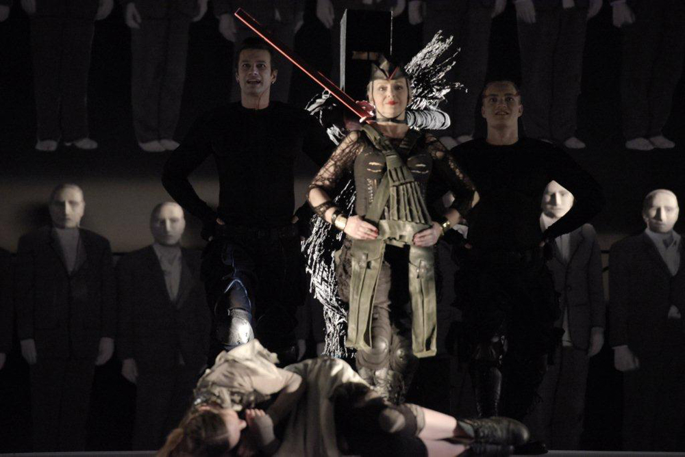 H παράσταση «Μάνα Κουράγιο» του Μπέρτολτ Μπρεχτ, σε σκηνοθεσία Θεόδωρου Τερζόπουλου, στο θέατρο Αλεξαντρίνσκι στην Αγία Πετρούπουλη