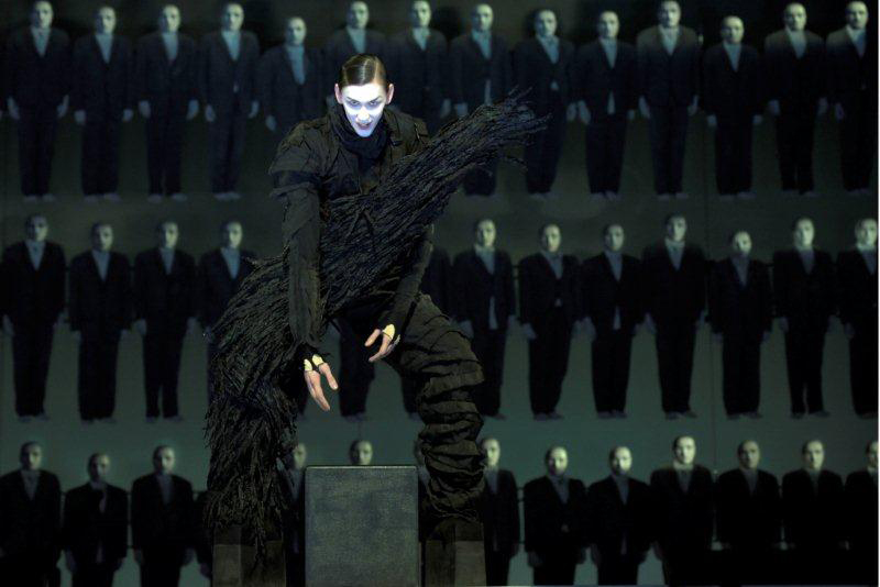 H παράσταση «Μάνα Κουράγιο» του Μπέρτολτ Μπρεχτ, σε σκηνοθεσία Θεόδωρου Τερζόπουλου, στο θέατρο Αλεξαντρίνσκι στην Αγία Πετρούπουλη