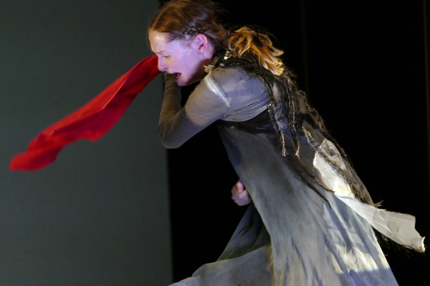 H παράσταση «Μάνα Κουράγιο» του Μπέρτολτ Μπρεχτ, σε σκηνοθεσία Θεόδωρου Τερζόπουλου, στο θέατρο Αλεξαντρίνσκι στην Αγία Πετρούπουλη