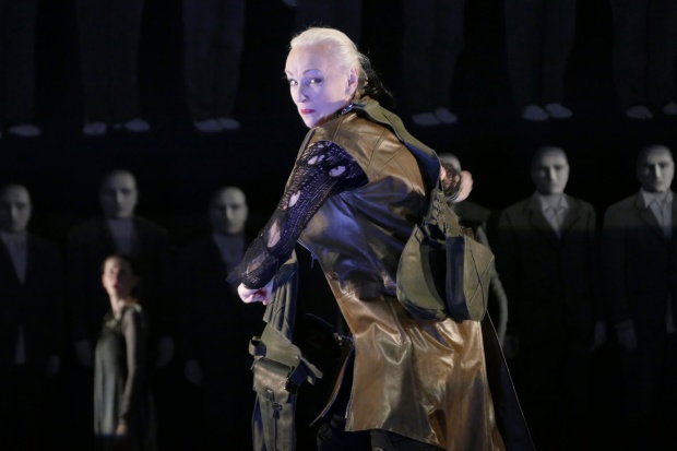 H παράσταση «Μάνα Κουράγιο» του Μπέρτολτ Μπρεχτ, σε σκηνοθεσία Θεόδωρου Τερζόπουλου, στο θέατρο Αλεξαντρίνσκι στην Αγία Πετρούπουλη