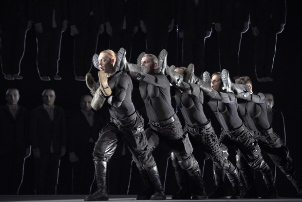 H παράσταση «Μάνα Κουράγιο» του Μπέρτολτ Μπρεχτ, σε σκηνοθεσία Θεόδωρου Τερζόπουλου, στο θέατρο Αλεξαντρίνσκι στην Αγία Πετρούπουλη