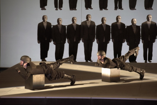 H παράσταση «Μάνα Κουράγιο» του Μπέρτολτ Μπρεχτ, σε σκηνοθεσία Θεόδωρου Τερζόπουλου, στο θέατρο Αλεξαντρίνσκι στην Αγία Πετρούπουλη