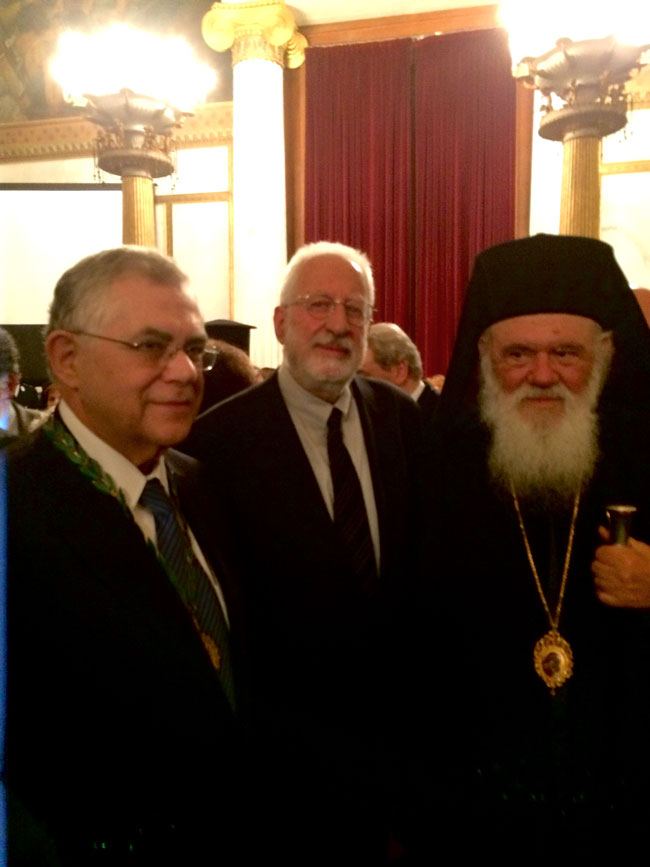 Ο Μανώλης Χατζηγιακουμής με τον Πρόεδρο της Ακαδημίας Αθηνών, Λουκά Παπαδήμο και τον Αρχιεπίσκοπο Ιερώνυμο