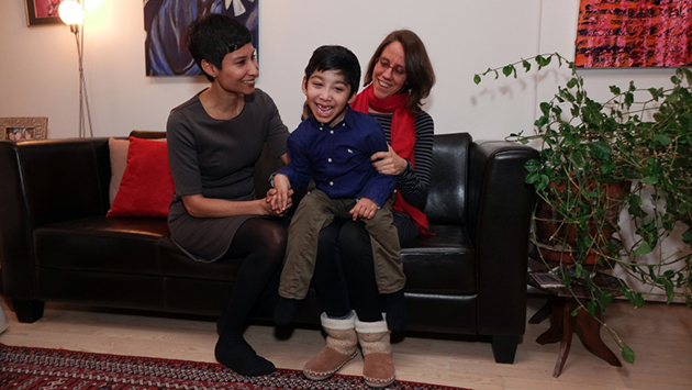 Πώς δύο κολλητές φίλες έγιναν οι νόμιμες μαμάδες ενός 7χρονου με ειδικές ανάγκες Πώς δύο κολλητές φίλες έγιναν οι νόμιμες μαμάδες ενός 7χρονου με ειδικές ανάγκες