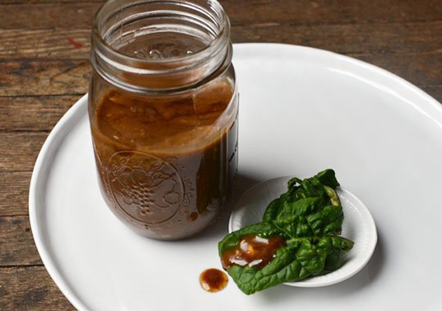 Φτιάξε τη δική σου σος μπαλσάμικου χτυπώντας στο μπλέντερ λάδι, ξύδι, (λίγο) μέλι, (λίγη) μουστάρδα και πιπέρι Φτιάξε τη δική σου σος μπαλσάμικου χτυπώντας στο μπλέντερ λάδι, ξύδι, (λίγο) μέλι, (λίγη) μουστάρδα και πιπέρι