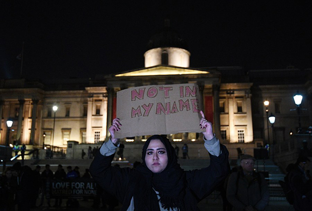 Το Λονδίνο αγρυπνεί τιμώντας τα θύματα της τρομοκρατίας