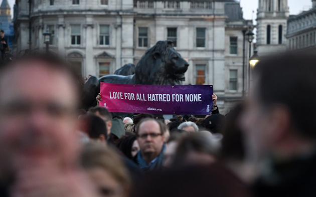 Το Λονδίνο αγρυπνεί τιμώντας τα θύματα της τρομοκρατίας