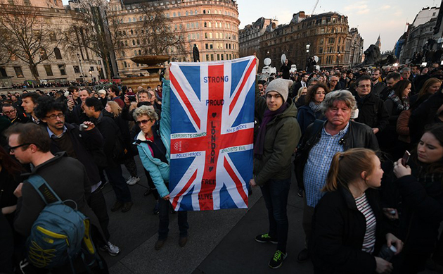 Το Λονδίνο αγρυπνεί τιμώντας τα θύματα της τρομοκρατίας