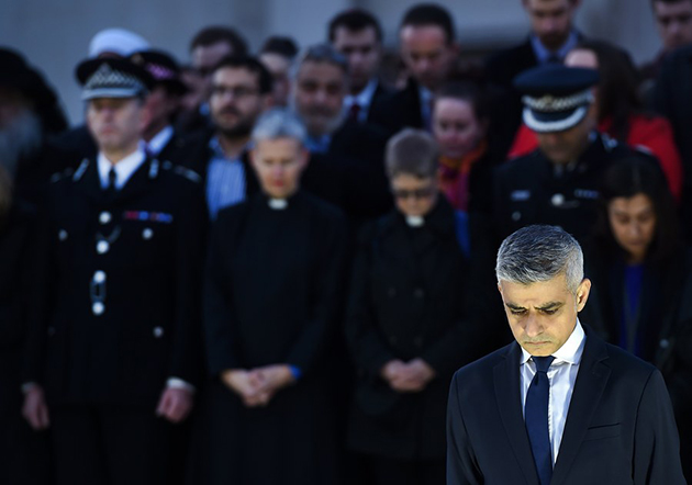 Το Λονδίνο αγρυπνεί τιμώντας τα θύματα της τρομοκρατίας