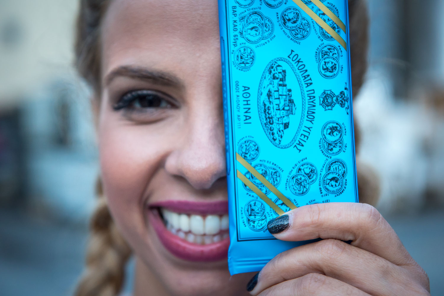 Εγώ θα σου περιγράψω τη διαδικασία παραγωγής της λεπτό προς λεπτό. Εσύ συνέχισε να μασουλάς. Με το που μπαίνεις στη γραμμή παραγωγής σου δίνουν να φορέσεις σκουφάκι για τα μαλλιά, παπούτσια ασφαλείας για να μην γλιστρήσεις, ρόμπα, ωτοασπίδες για το θόρυβο, μουσοδέτη για τα αγόρια και γάντια. Εγώ θα σου περιγράψω τη διαδικασία παραγωγής της λεπτό προς λεπτό. Εσύ συνέχισε να μασουλάς. Με το που μπαίνεις στη γραμμή παραγωγής σου δίνουν να φορέσεις σκουφάκι για τα μαλλιά, παπούτσια ασφαλείας για να μην γλιστρήσεις, ρόμπα, ωτοασπίδες για το θόρυβο, μουσοδέτη για τα αγόρια και γάντια.