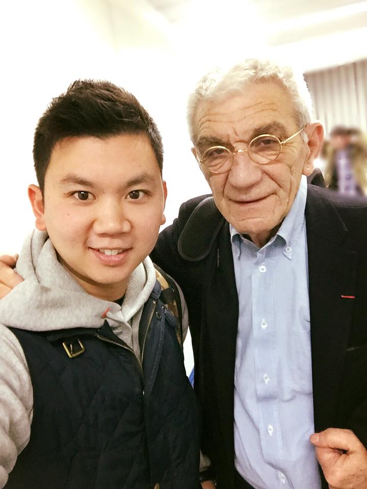 Ποιος είναι αυτός δίπλα στον Τσανγκ; Ποιος είναι αυτός δίπλα στον Τσανγκ;