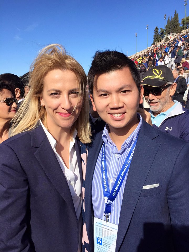 Ποιος είναι αυτός δίπλα στον Τσανγκ; Ποιος είναι αυτός δίπλα στον Τσανγκ;