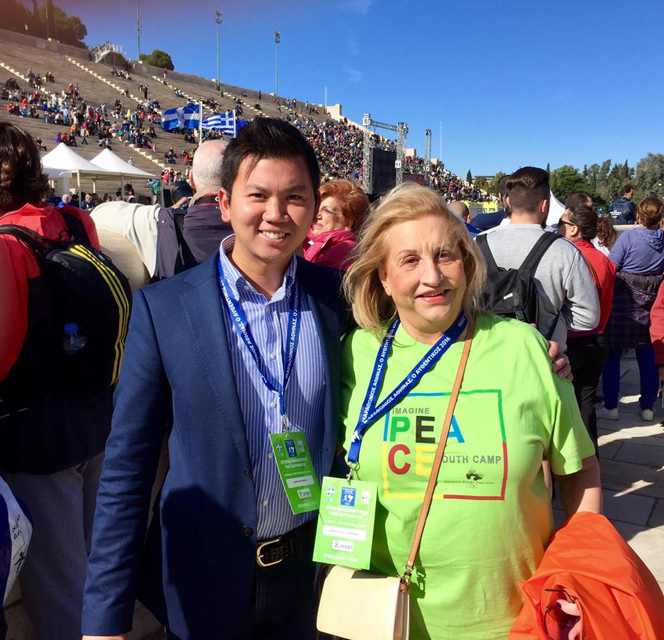 Ποιος είναι αυτός δίπλα στον Τσανγκ; Ποιος είναι αυτός δίπλα στον Τσανγκ;