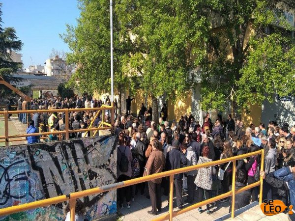 Στην ουρά για ένα πιάτο φαγητό Στην ουρά για ένα πιάτο φαγητό