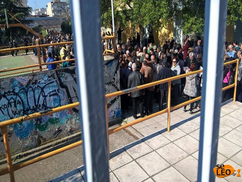 Στην ουρά για ένα πιάτο φαγητό Στην ουρά για ένα πιάτο φαγητό