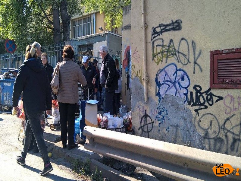 Στην ουρά για ένα πιάτο φαγητό Στην ουρά για ένα πιάτο φαγητό