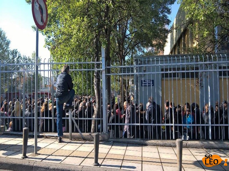 Στην ουρά για ένα πιάτο φαγητό Στην ουρά για ένα πιάτο φαγητό