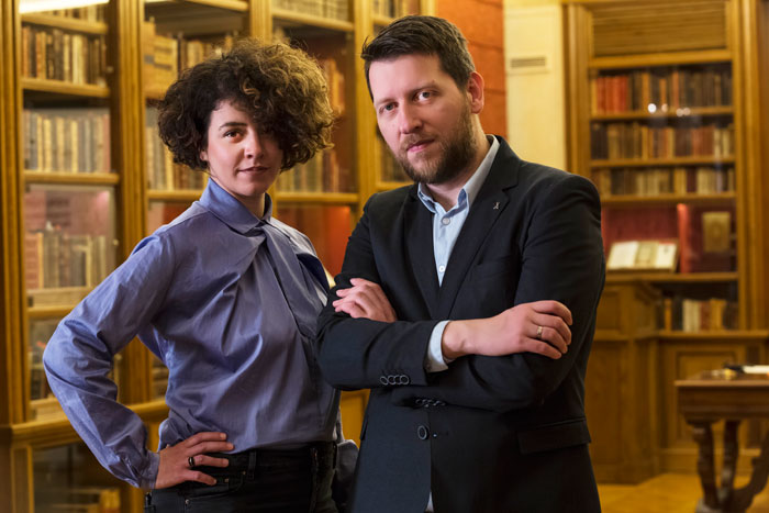 Η assistant project manager, Μαριάννα Χριστοφή, και ο project manager του Αρχείου Καβάφη, Θοδωρής Χιώτης