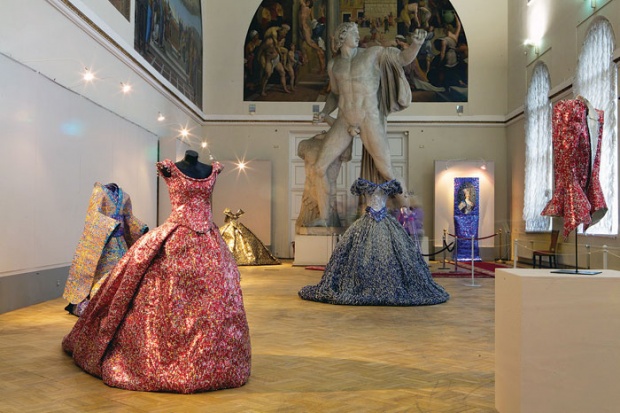 Έργα του Νίκου Φλώρου στην αίθουσα Ραφαήλ στο «Hermitage Museum» της Αγίας Πετρούπολης