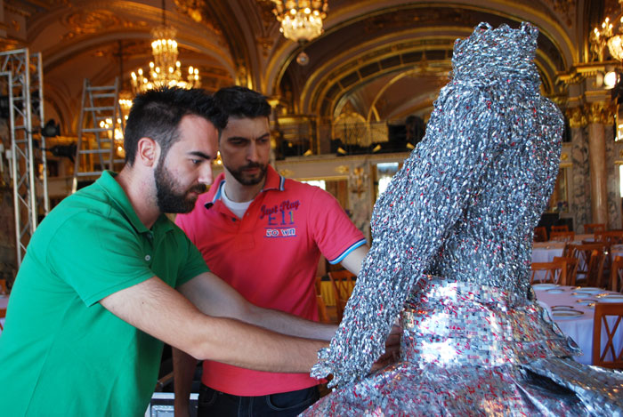 Ο Νίκος Φλώρος και ο Αριστοτέλης Καραντής επιμελούνται το γλυπτό Νυφικό προς τιμήν της Γκρέις Κέλι Ο Νίκος Φλώρος και ο Αριστοτέλης Καραντής επιμελούνται το γλυπτό Νυφικό προς τιμήν της Γκρέις Κέλι